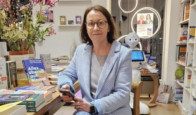 Anja Urbschat in ihrem Laden - mit Roboterin 