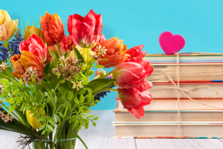Blumenstrauß und Bücherstapel