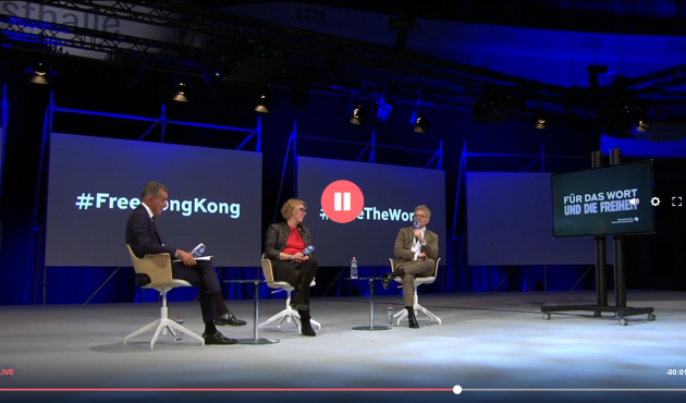 Nina George mit Michel Friedman (links) und Alexander Skipis auf der ARD-Buchmessebühne