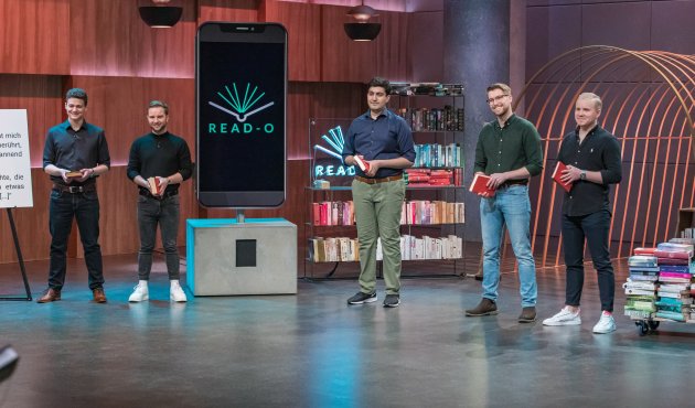 Das Gründer-Team von READ-O im TV-Studio: Andreas Weiser, Michael Pomogajko, Simon Farshid, Ben Kohz und Jonathan Mondorf (v.li.)