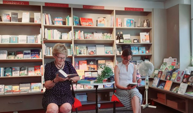 Lesende Kundinnen mit Ventilator in der Flörsheimer Buchhandlung 