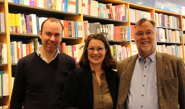 Schulter an Schulter: Frederick Wrensch, Maria Meibohm und Joachim Wrensch in der Buchhandlung