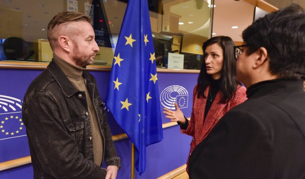 Serhij Zhadan im Gespräch mit Mariya Gabriel, EU-Kommissarin für Kultur und Bildung, und EU-Parlamentarierin Sabine Verheyen