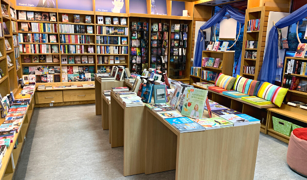Die umgebaute Buchhandlung mit Büchertischen und Sitzgelegenheiten am Regal