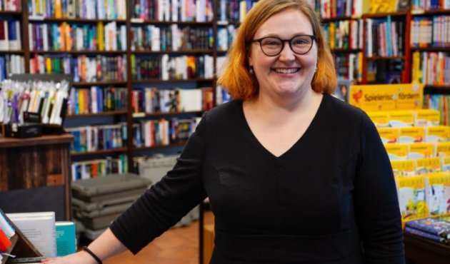 Porträt von Anna Doepfner mit Brille in ihrem Buchladen