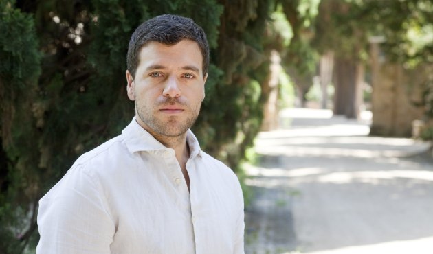 Martin Hallmannsecker in weißem Hemd in einer Parkanlage