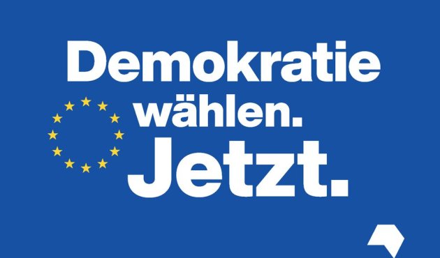 Schriftzug "Demokratie wählen. Jetzt" auf blauem Hintergrund mit Europa-Sternen