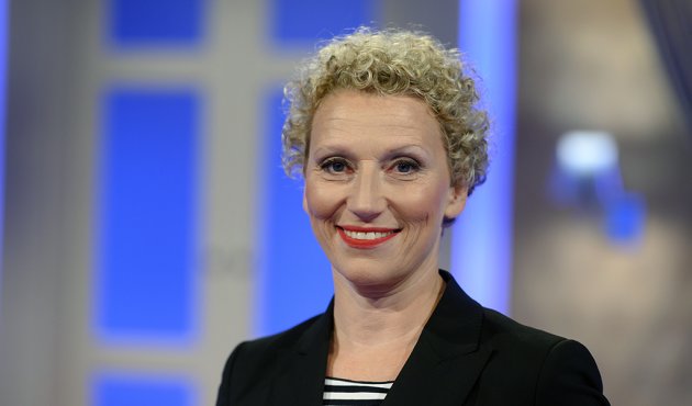 Porträt der Moderatorin Julia Westlake im Studio