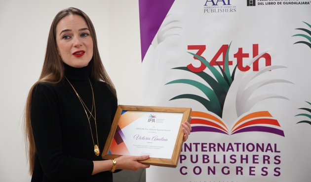  Oleksandra Matviichuk nimmt die Ehrung für Victoria Amelina entgegen