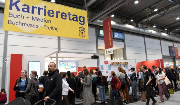 Viele Besucher:innen beim Karrieretag Buch und Medien