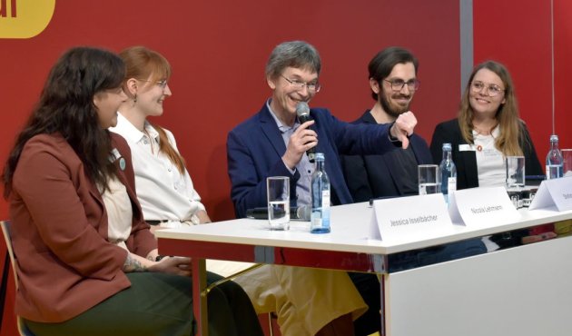 Darüber, was es bei Bewerbungen zu beachten gibt sprachen (v. l. n. r.) Jessica Isselbächer, Nicola Lehmann, Stefan Hauck, Tobias Groß und Simone Klesel