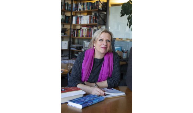 Regina Kammerer am Schreibtisch