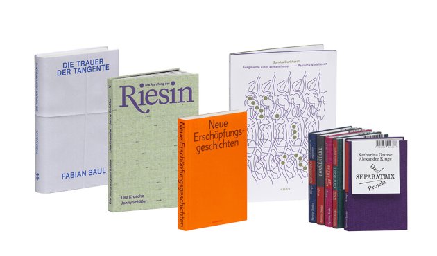 5 Bücher stehen nebeneinander