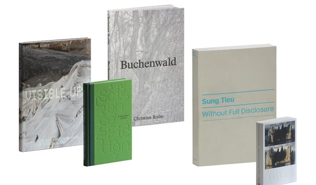 5 Bücher stehen in Reihe 