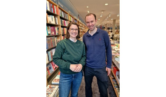 Maria Maibohm und Frederik Wrensch stehen nebeneinander in der Buchhandlung