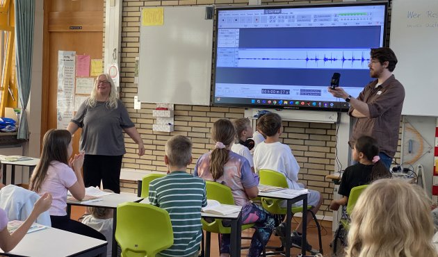 Die Schüler der 4.Klasse nehmen den Podcast auf.