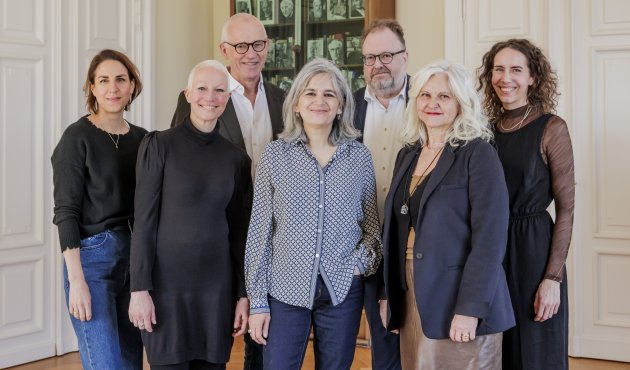 Foto der Jury des Deutschen Buchpreises 2025 (v. l. n. r.): Laura de Weck, Kathrin Matern, Friedhelm Marx, Shirin Sojitrawalla, Jürgen Kaube, Maria Carolina Foi, Lara Sielmann