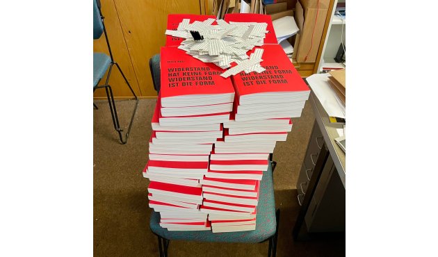 Ein Bücherstapel mit den herausgeschnittenen Schnipseln