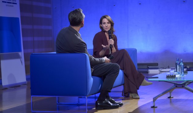 Natalie Amiri im Gespräch zur Eröffnung mit dem Blauen Sofa