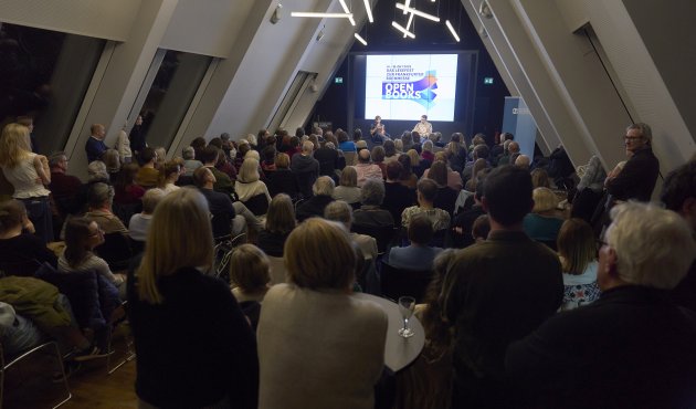 Natalie Amiri im Gespräch zur Eröffnung mit dem Blauen Sofa