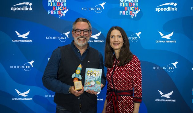 Adam Stower, Preisträger Deutscher Kinderbuchpreis, und Jasmin Schröter, Stifterin des Preises