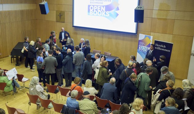 Signierschlange bei Jens Stoltenberg im Haus am Dom