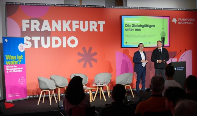 Bühnenfoto: Frank Dievernich (links) und Peter Kraus vom Cleff begrüßen das Publikum und die Schülerinnen und Schüler