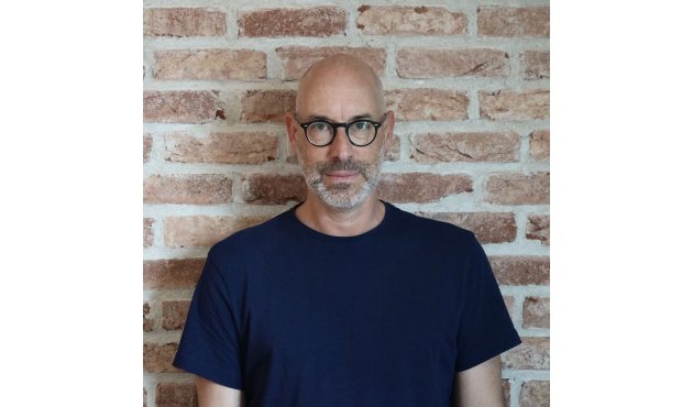 Christian Kessler vor Backsteinwand