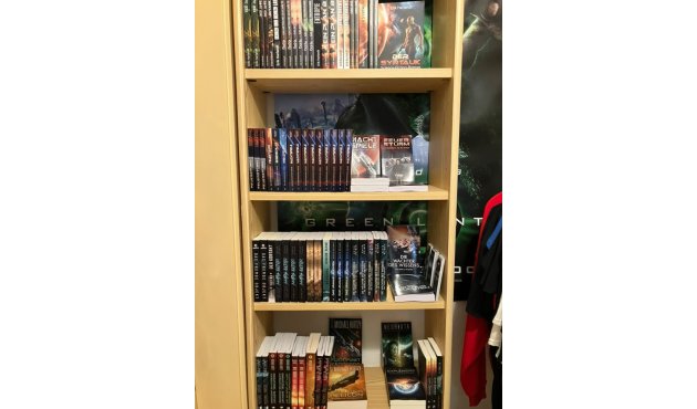 Foto des Regals mit den gespendeten Bücher