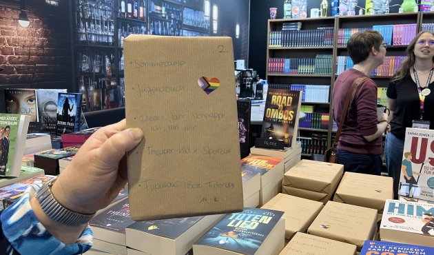 Foto eines "Book Blind Date" aus - ein Buch in Packpapier. Ein bisschen zum Inhalt wird auf der Umhüllung verraten