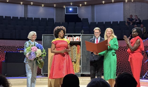 v.l.n.r. Marina Krauth, Vorsitzende FELIX JUD FRIENDS e.V., die Preisträgerin Chimamanda Ngozi Adichie, Robert Eberhardt, Inhaber von Felix Jud Buch- und Kunsthandel und Kuratoriumsvorsitzender, Nicola Verstl, Kuratoriumsmitglied, Auma Obama, Laudatorin. 