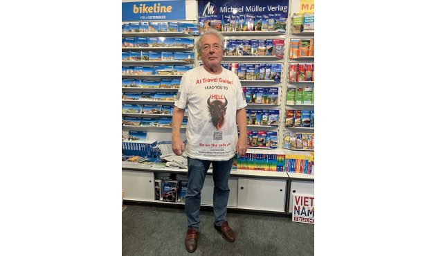 Foto: Verleger Michael Müller zeigt deutlich, was er von KI-Reiseführern hält