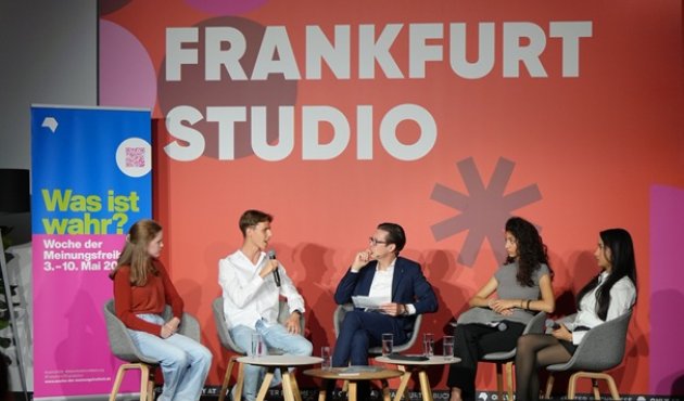 Die Gesprächsrunde mit Frank Dievernich (Mitte), links Lilly Christmann und Nick Schuster  