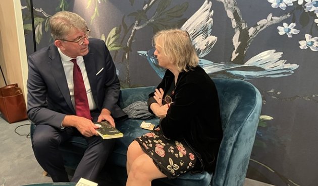 Foto: Spontanes Treffen am Hanser-Stand: Wolfram Weimer und Elke Heidenreich