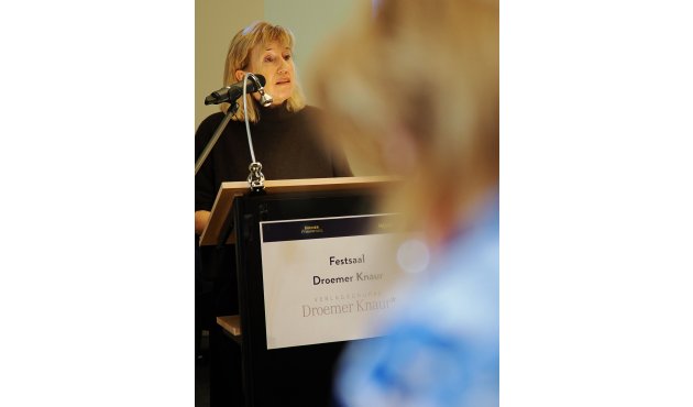 Ines Geipel am Pult bei ihrer Keynote