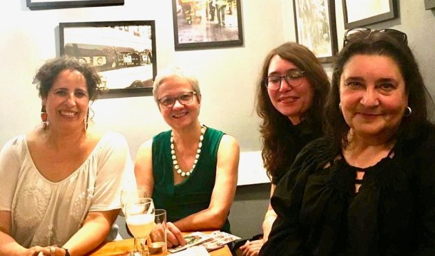 Vier Frauen an einem Tisch