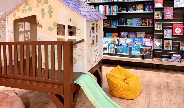 Spielhaus mit Rutsche in Buchhandlung