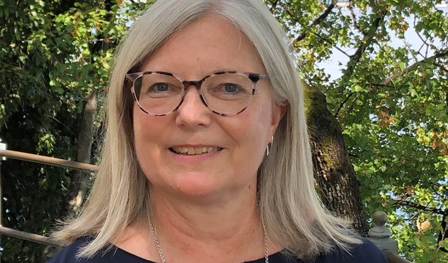 Porträt von Sabine Cronau in einem Park