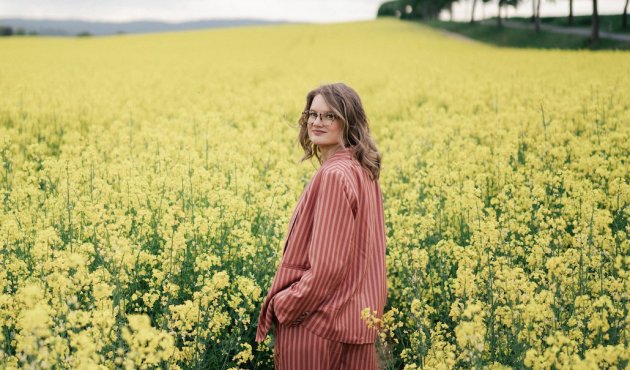 Kea von Garnier in einem Rapsfeld