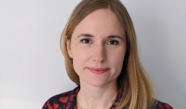 Porträt von Anja Hänsel vor weißer Wand