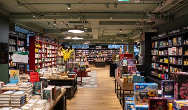 Blick in eine Etage von Herder & Thalia in Freiburg