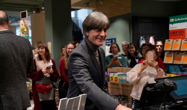 Foto von Ex-Bundestrainer Joachim Löw an einem Büchertisch