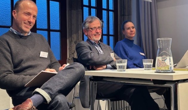 Foto der Gastgeber auf dem Podium (v.l.): Moritz Klein, Markus Weber und Anna Kindermann 