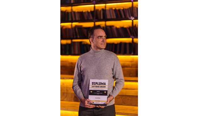 Porträtfoto André Störr bei der Preisverleihung, mit Urkunde