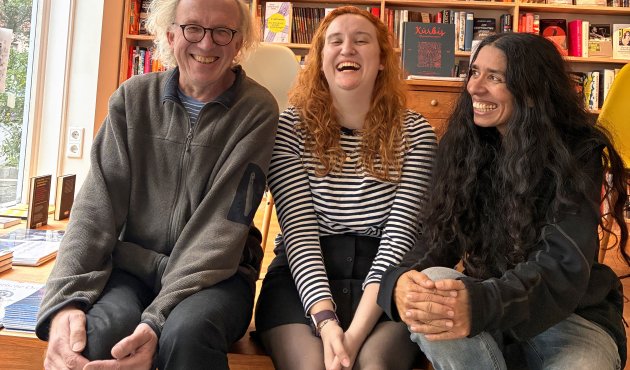 Ein Foto des Teams der Buchhandlung Cardabela. Inhaber Thomas Schröder (l.), Lola Eithne Hartwig und Inhaberin Helena Bose (r.), 