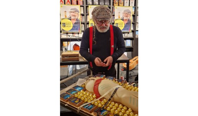 Klaus-Peter Wolf begutachtet die Marzipanrobbe