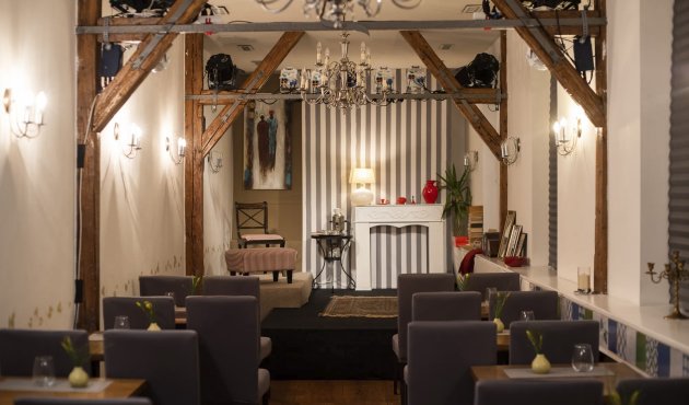 Blick in einen winzigen Theaterraum mit alten Holzbalken