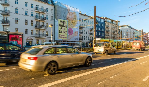 Riesenposter zum neuen Buch von Sophie Passmann an einer befahrenen Straße