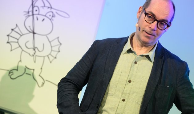 Ingo Siegner vor einer Zeichnung