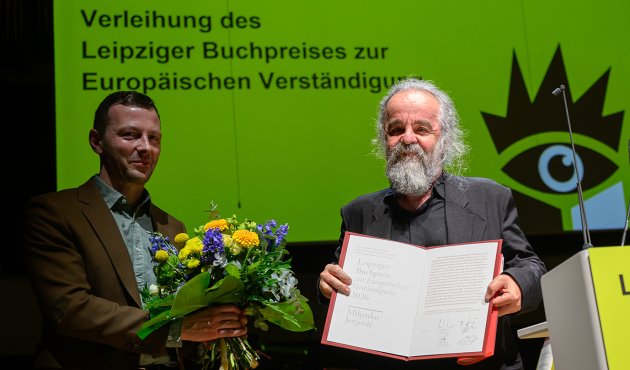 Sebastian Guggolz (l), Vorsteher des Börsenvereins des deutschen Buchhandels, zeichnet Miljenko Jergović, kroatisch-bosnischer Schriftsteller, für seine Erzählungen "Das verrückte Herz. Sarajevo Marlboro Remastered" mit dem Buchpreis zur Europäischen Verständigung aus. 